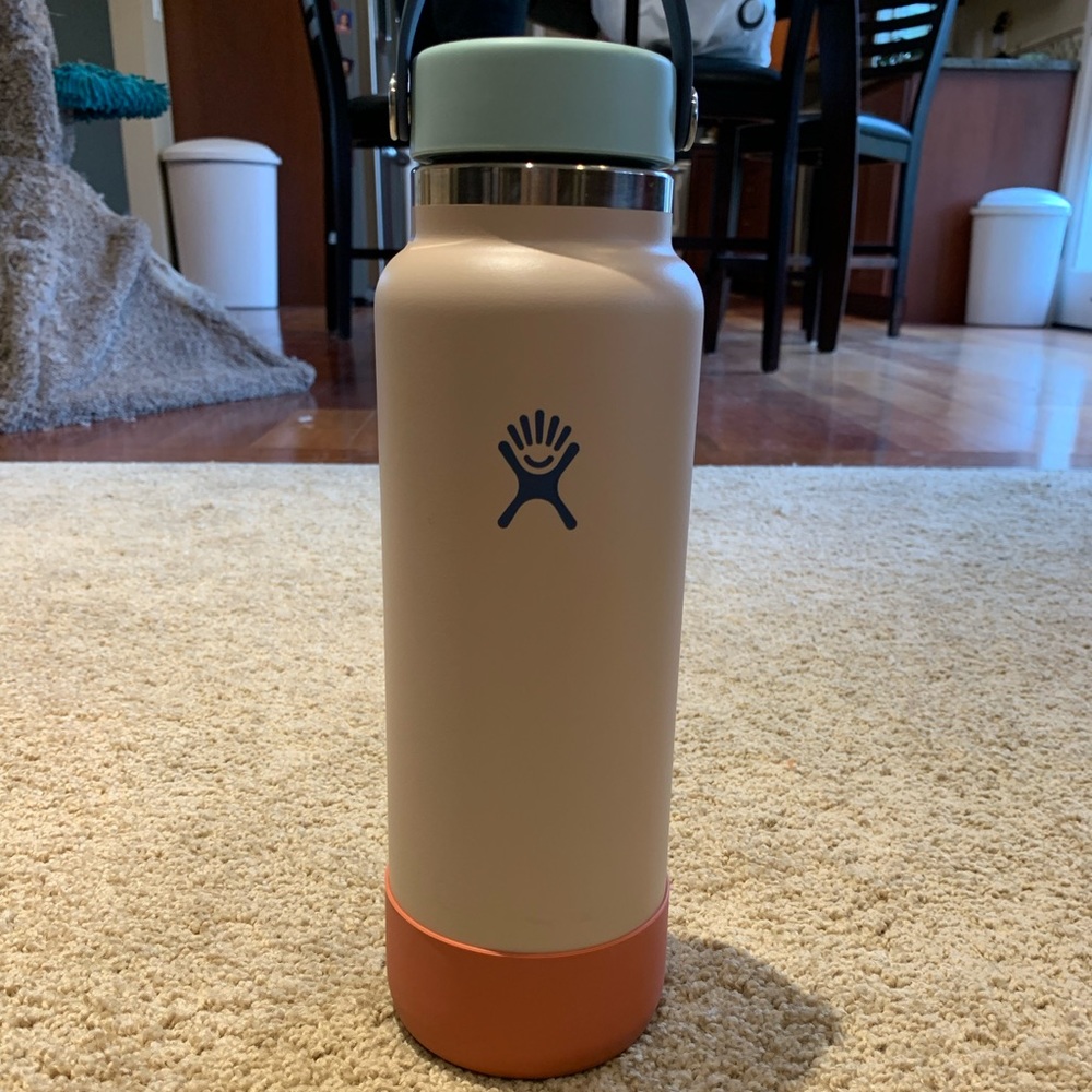 40oz Tilly’s exclusive Hydroflask boot, bottle, and lid set